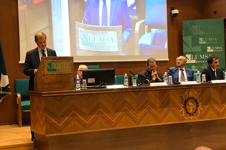 Convegno il futuro che verrà, fila di relatori insieme al magnifico rettore LUMSA Francesco Bonini