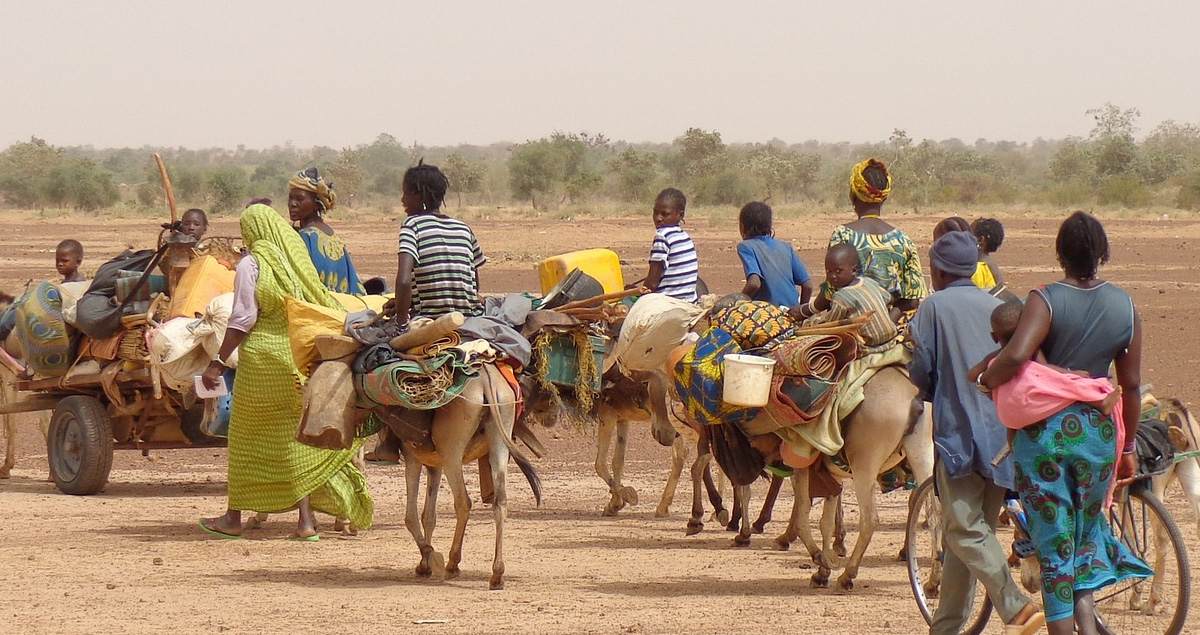 Popolazione africana che cammina nel deserto