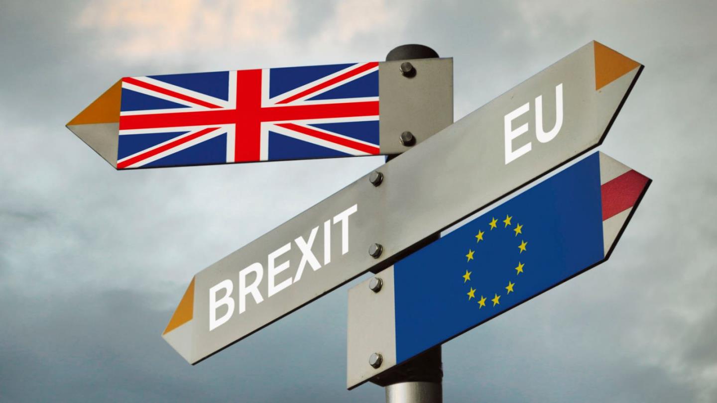 Bandiere dell'UE e del Regno Unito usate come segnali stradali che vanno in direzioni opposte