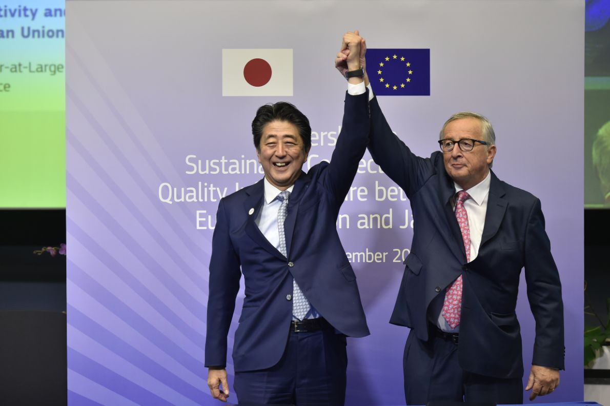 Jean-Claude Juncker e Shinzō Abe festeggiano gli accordi tra UE e Giappone