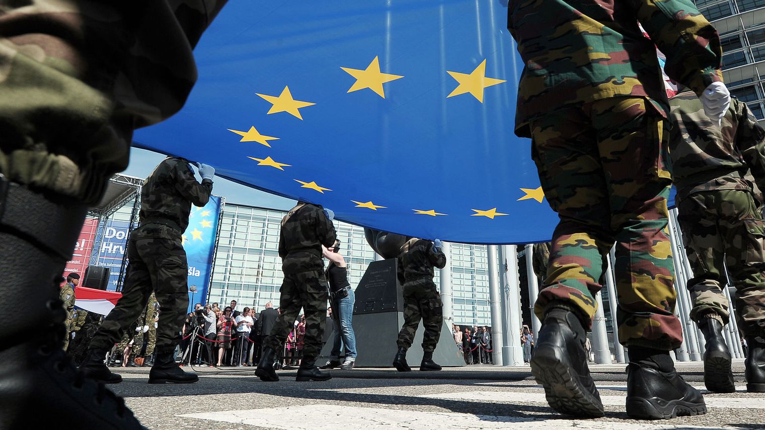 Soldati che marciano con bandiera dell'Unione Europea