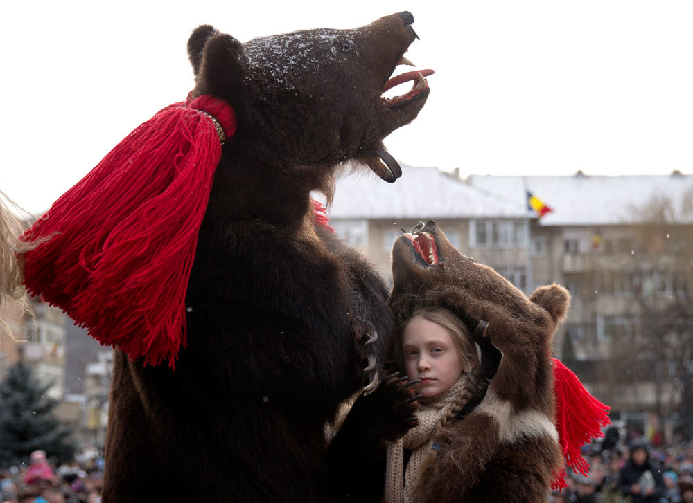 Orso finto con bambina che ha vestito di orso