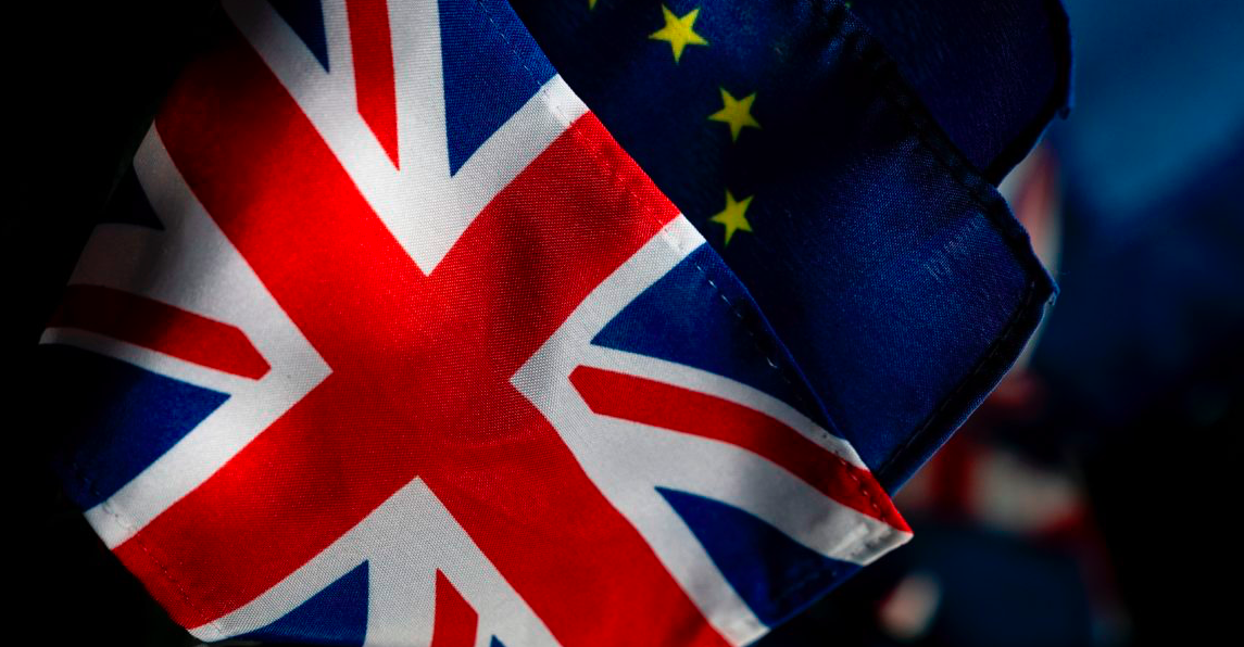 Brexit - Bandiera della Gran Bretagna;: croce rossa con bordo bianco su sfondo blue.