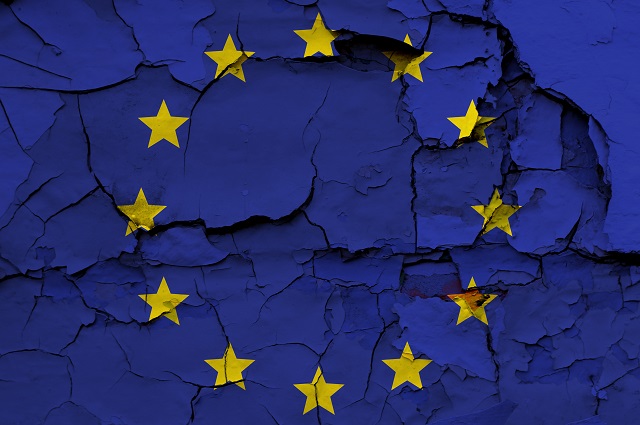 Bandiera dell'UE rappresentata su un terreno accidentato