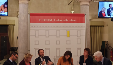 Persone sedute attorno a un tavolo in occasione di una conferenza