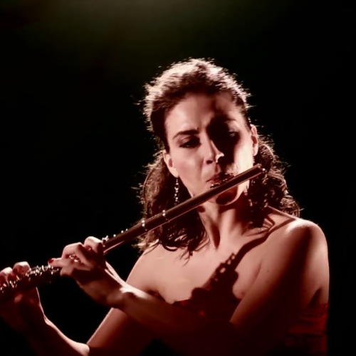 Donna che suona flauto